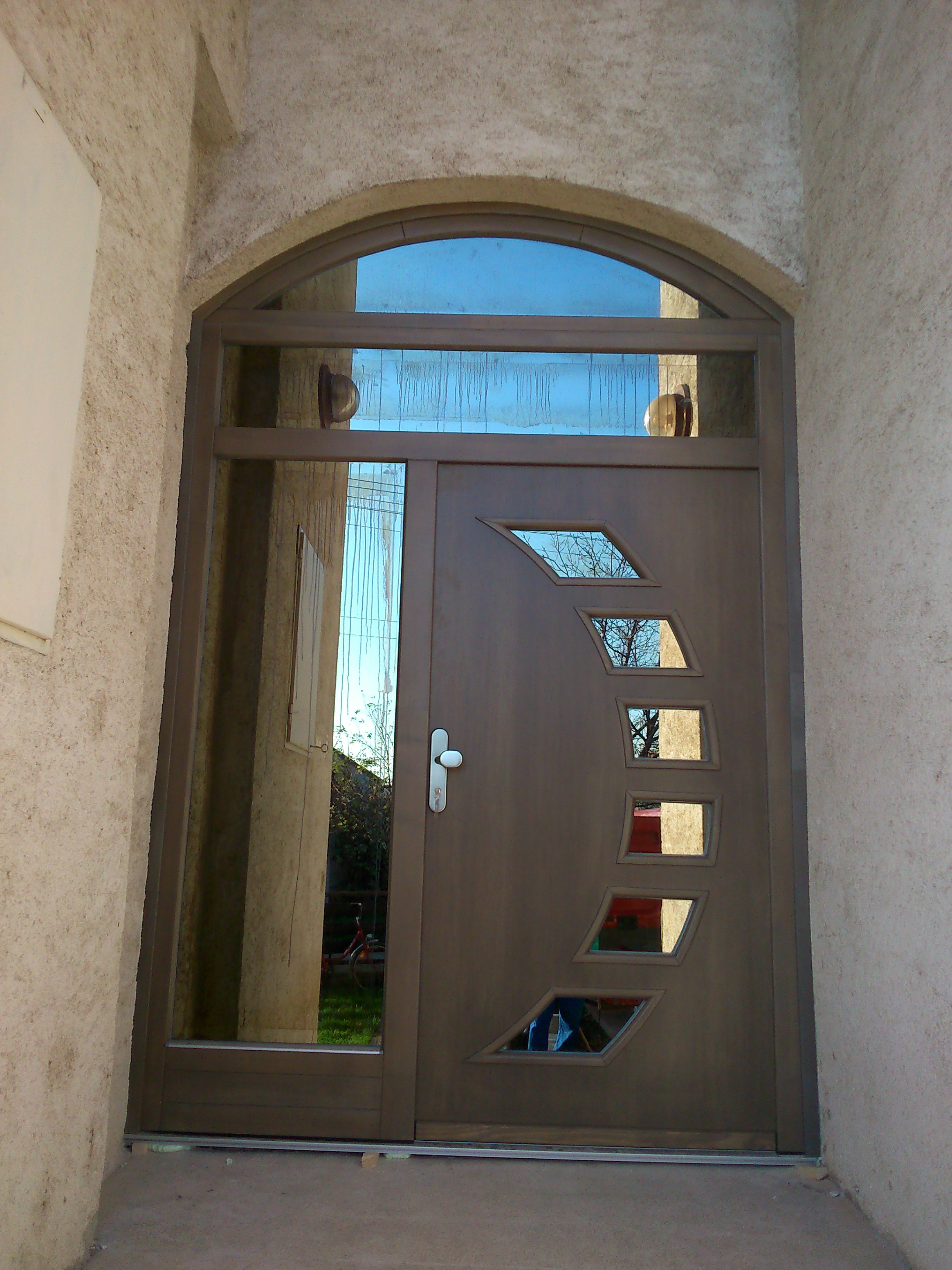 Vchodové dvere : panelové TAURUS s bočným svetlíkom a nadsvetlíkmi 2013