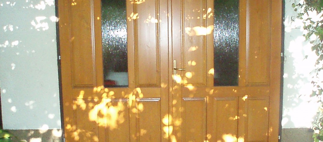 Garážové dvere dvojkrídlové s nadsvetlíkom
