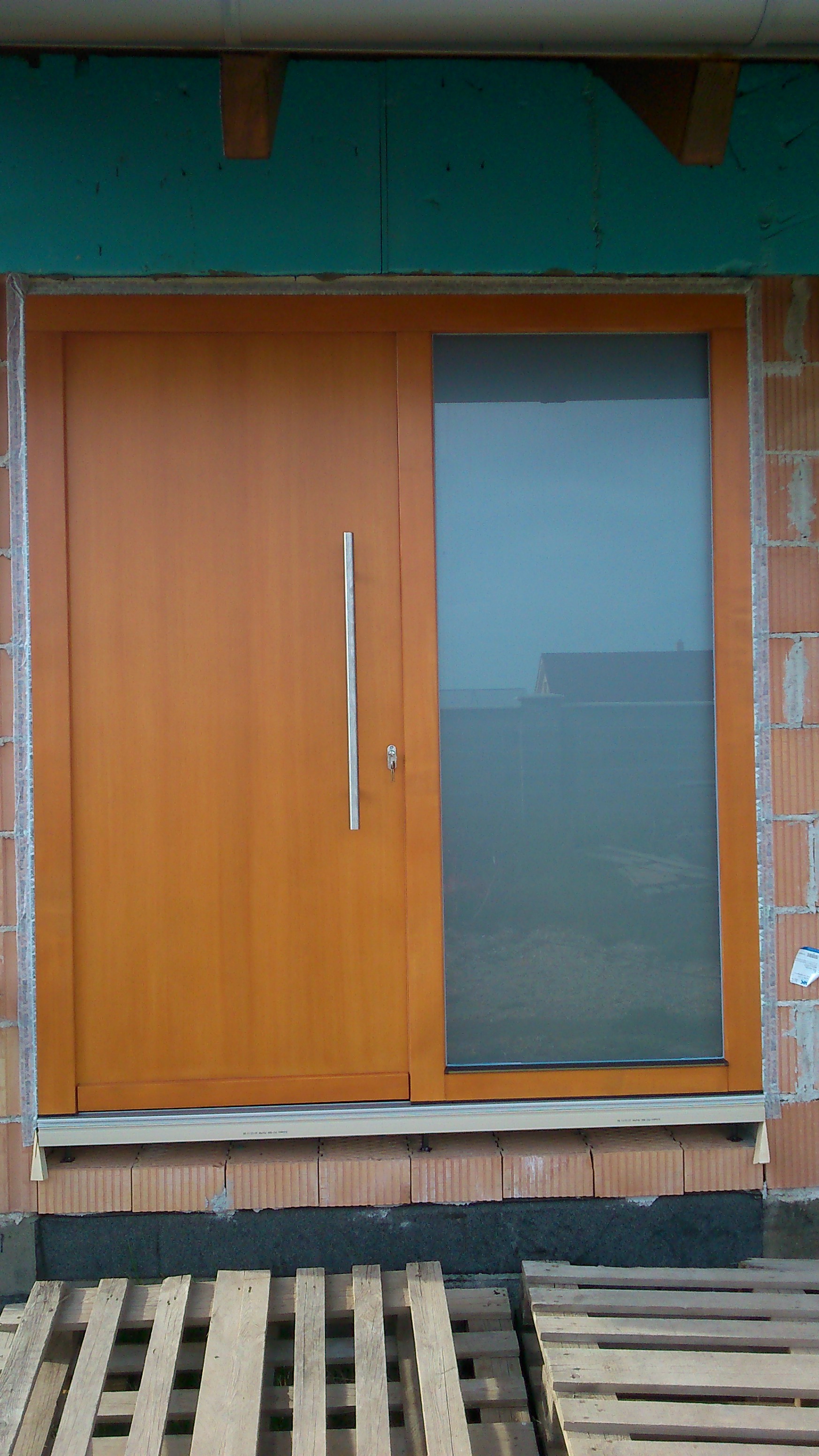 Vchodové dvere panelové s bočným svetlíkom, profil 92 Softline