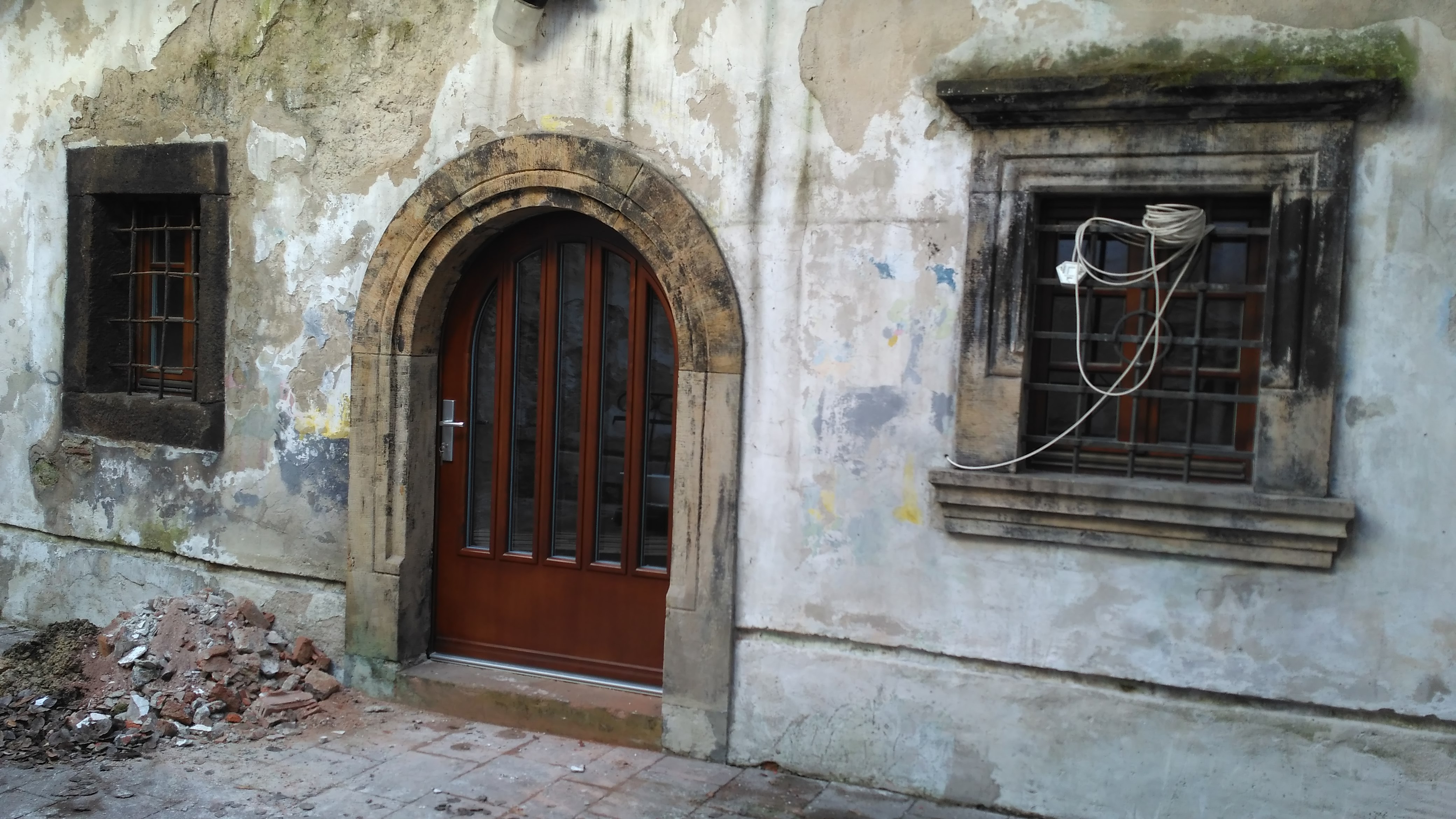 Vchodové dvere na historickú budovu
