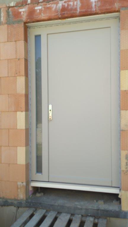 Vchodové dvere panelové s bočným svetlíkom
