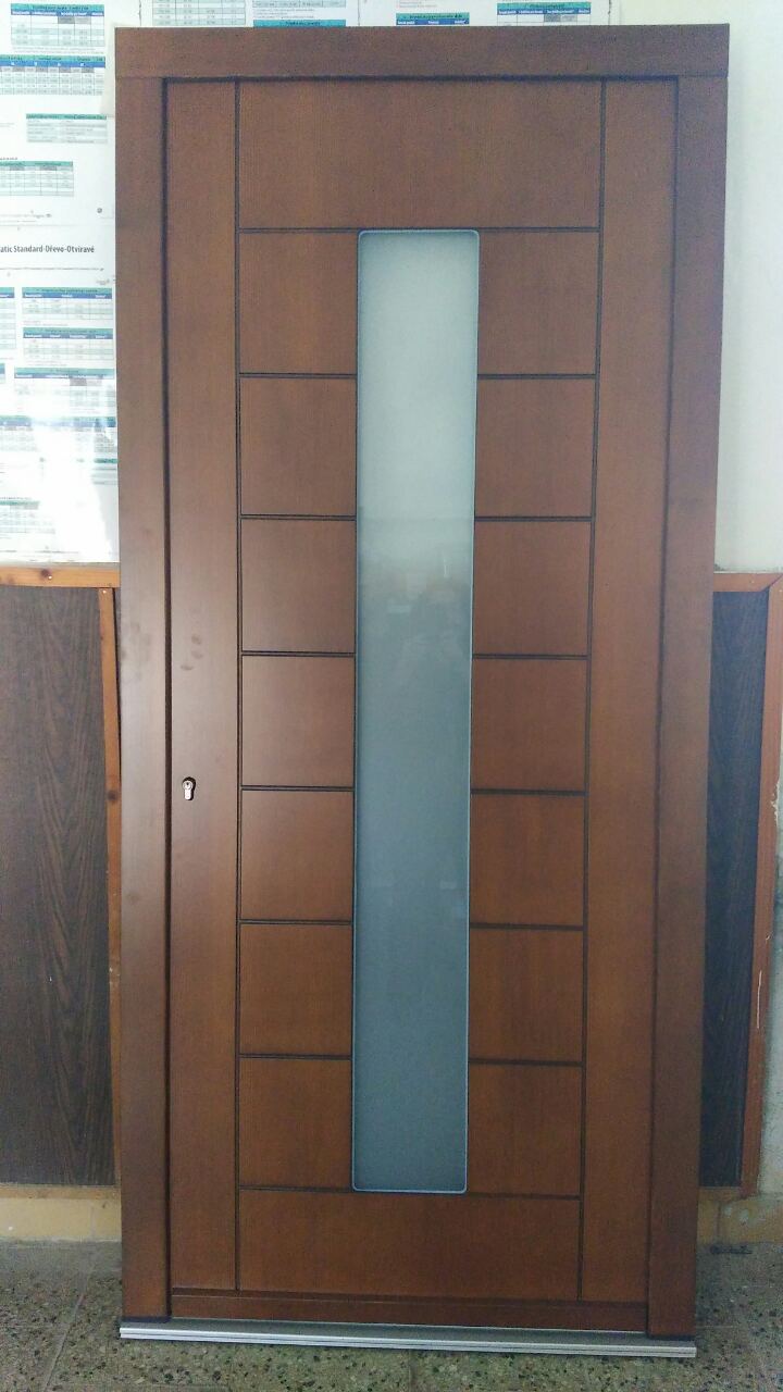 Vchodové dvere panelové, čiastočne presklené s ozdobným drážkovaním