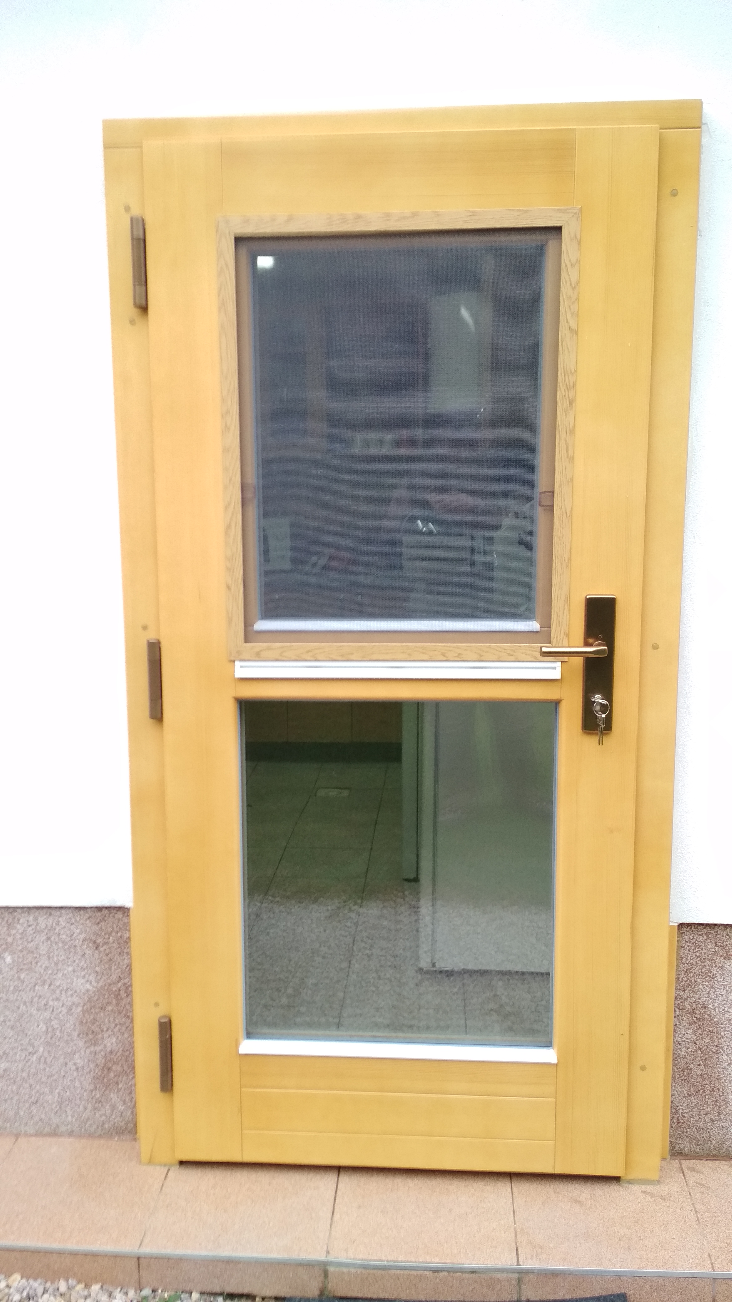 Vchodové dvere presklené s otváravo-sklopným oknom v krídle dverí