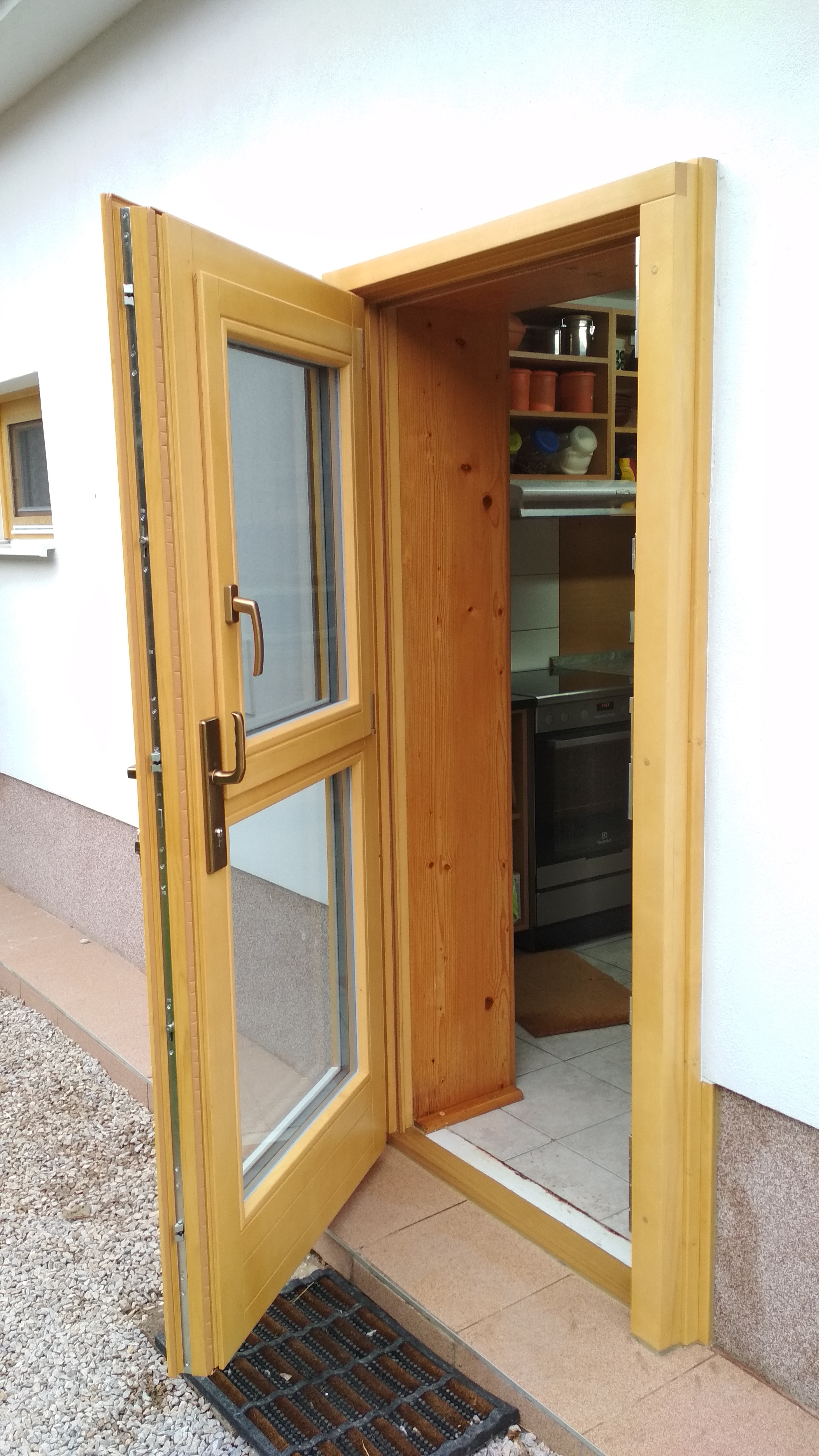 Vchodové dvere presklené s otváravo-sklopným oknom v krídle dverí