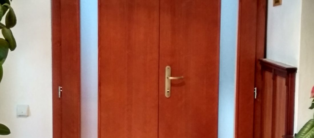 Interiérové dvere so smrekovou dyhou a smrekovou zárubňou